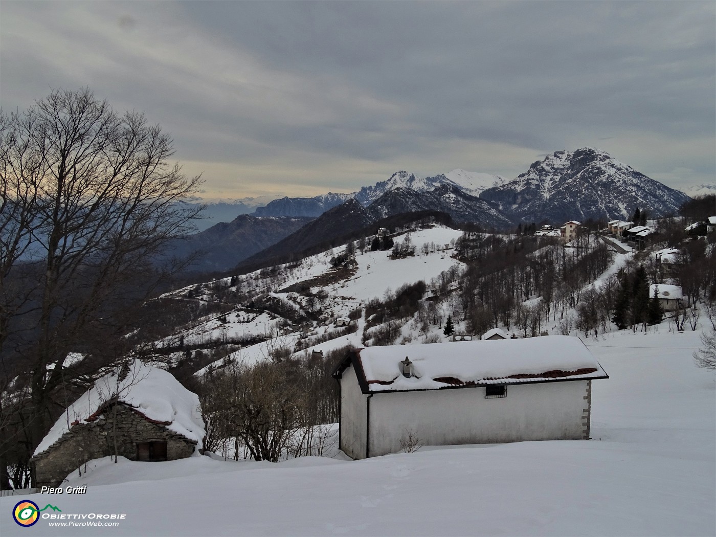 92 Scendendo dal Monte Tesoro vista verso il Monte Ocone, prima cimetta della costiera.JPG